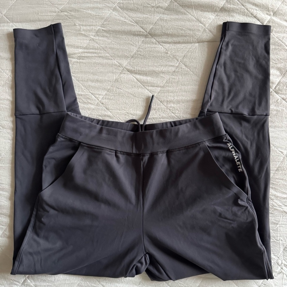 Alphalete Women’s Premium Trace Jogger | Charcoal Grey | Size Medium